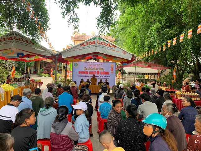 Bà con đến nhận quà nhân Lễ Vu lan