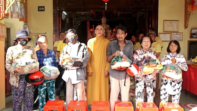 Thượng tọa Thích Thiện Thành trao quà đến bà con khó khăn