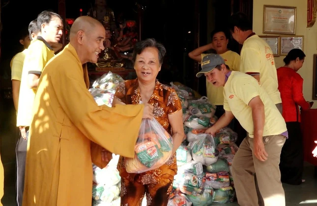 Thượng tọa Thích Thiện Thành trao quà