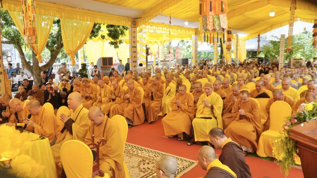 Chư tôn đức Thường trực Ban Trị sự Phật giáo tỉnh, Tăng Ni các cơ sở tự viện tham dự hộ niệm