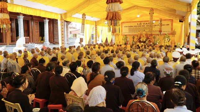 Chư tôn đức Tăng Ni, đông đảo Phật tử về hộ niệm