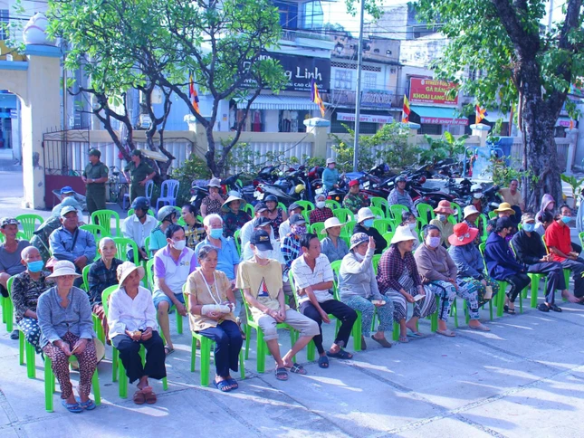 Bà con đến nhận quà tại chùa Tỉnh Hội