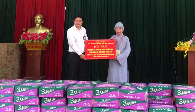 Đại diện đoàn trao bảng tặng quà đến đồng bào địa phương