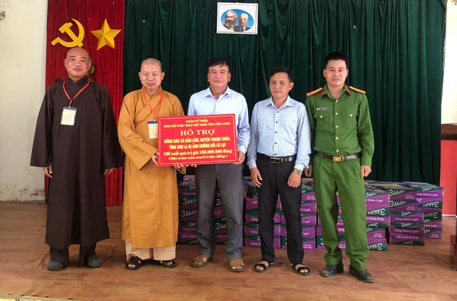 Đại đức Thích Mật Tịnh kết hợp với Tăng Ni trong tỉnh thăm và trao quà đồng bào dân tộc bị ảnh hưởng lũ quét, sạt lỡ đất tại các xã thuộc H.Thuận Châu, tỉnh Sơn La