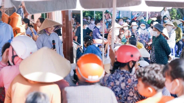 Sư cô Thích nữ Huệ Trí, trụ trì chùa Hải Vân trao quà đến hộ nghèo