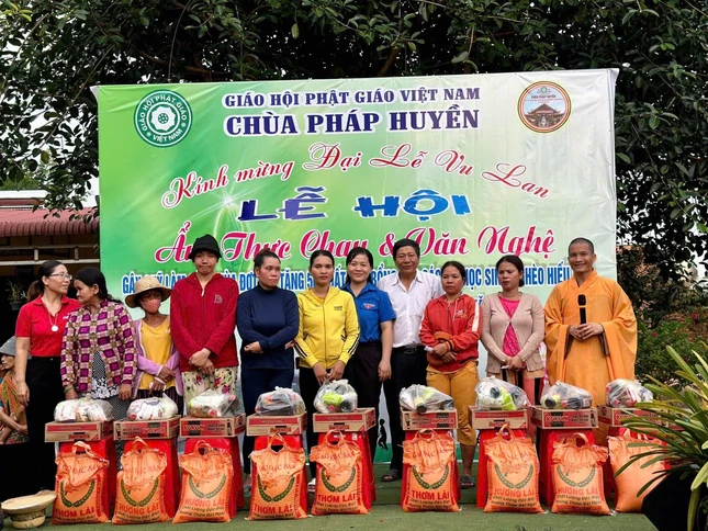 Chùa Pháp Huyền trao quà đến hộ nghèo