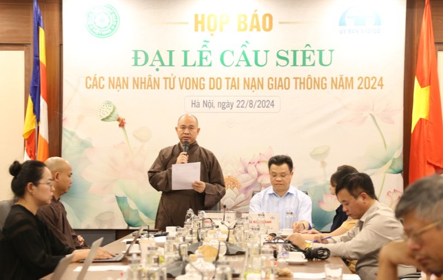 Thượng tọa Thích Đức Thiện chủ tọa tại họp báo