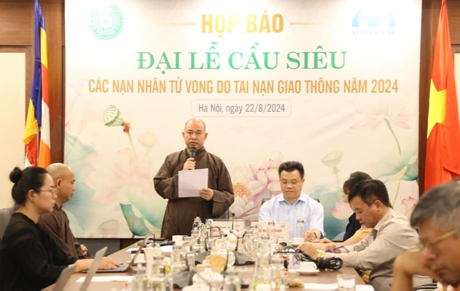 Thượng tọa Thích Đức Thiện chủ tọa tại họp báo