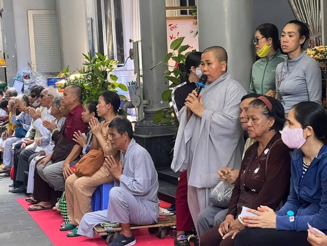 Ni sư Thích nữ Nguyên Xuân thăm hỏi sức khỏe, động viên tinh thần của người dân