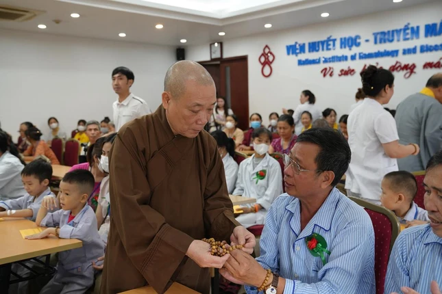 Hòa thượng Thích Bảo Nghiêm trao tặng chuỗi hạt đeo tay đến bệnh nhân