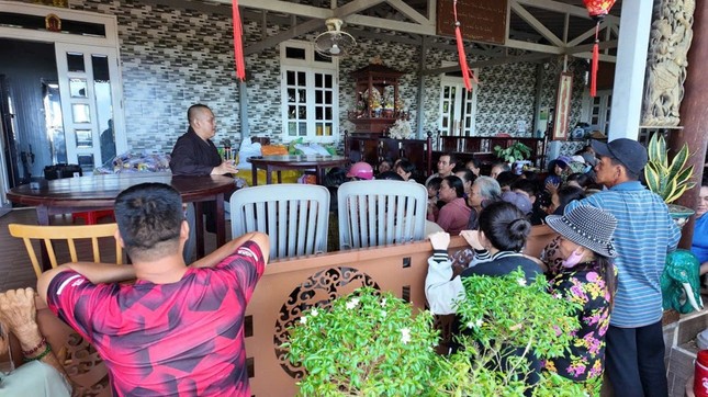 Đại đức Thích Thiền Lý, trụ trì chùa đã trao 200 phần quà tại địa phương