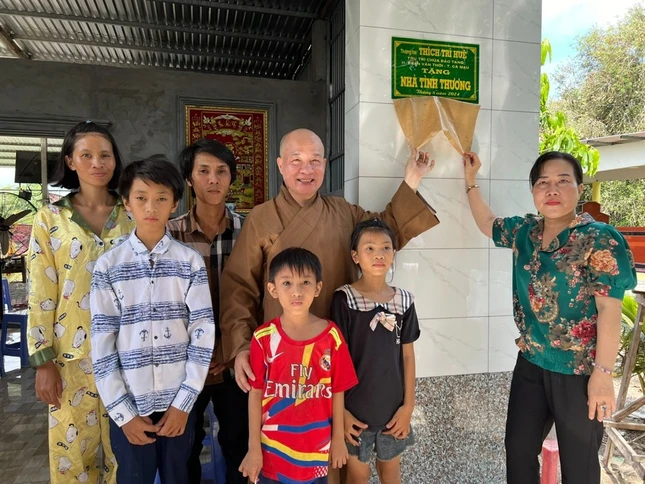 Đoàn từ thiện bàn giao nhà tình thương đến hộ nghèo