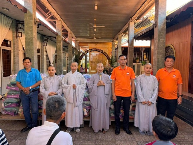 Sư cô Thích nữ Nguyên Phú, trụ trì chùa Phước Thành đã trao 220 phần quà
