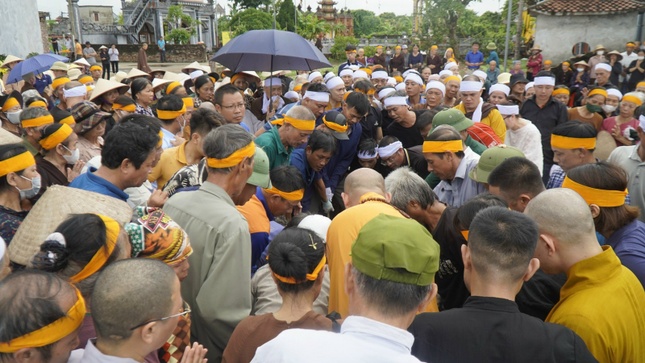 Cung thỉnh kim quan Ni trưởng nhập tháp trong khuôn viên chùa Phúc Lâm Cung thỉnh kim quan Ni trưởng nhập tháp trong khuôn viên chùa Phúc Lâm