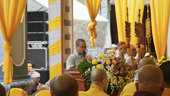 Ni sư Thích Đàm Lương thay mặt Phân ban Ni giới tỉnh cung tuyên điếu văn tưởng niệm Ni sư Thích Đàm Lương thay mặt Phân ban Ni giới tỉnh cung tuyên điếu văn tưởng niệm