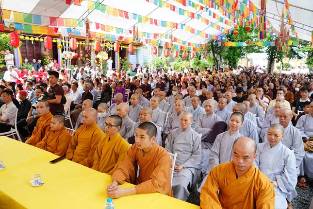 Tăng Ni, Phật tử, người dân địa phương tham dự Tăng Ni, Phật tử, người dân địa phương tham dự