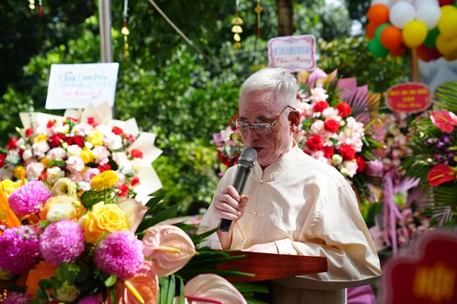 Cụ Nguyễn Văn Hào, Trưởng ban Khánh thiết báo cáo Cụ Nguyễn Văn Hào, Trưởng ban Khánh thiết báo cáo