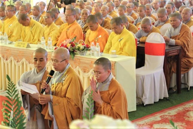 Sư cô Thích nữ Đức Châu phát nguyện nhận nhiệm vụ