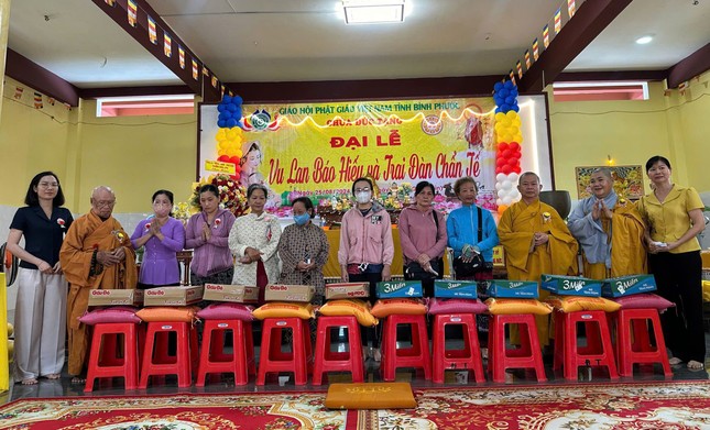 Chùa Đức Tạng trao quà đến người nghèo tại địa phương