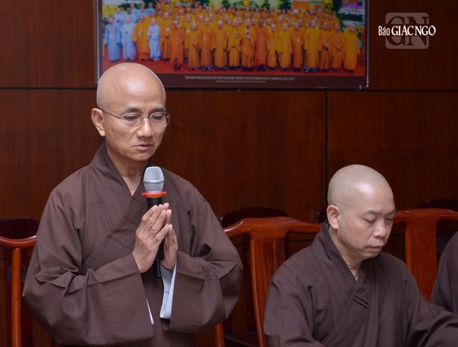 Thượng tọa Thích Thiện Quý, Phó Trưởng ban kiêm Chánh Thư ký Ban Trị sự TP.HCM báo cáo công tác tổ chức các hoạt động Phật sự trọng tâm