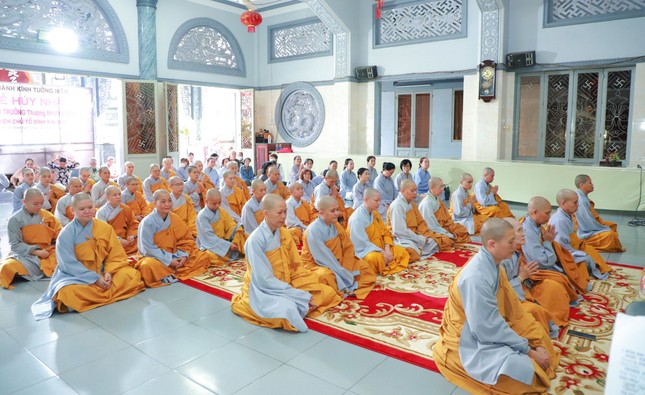 Ni sư Thích nữ Lệ Thuận cùng toàn thể Ni chúng đã cùng ngồi lại ôn lại kỷ niệm, tưởng nhớ đến cố Ni trưởng viện chủ chùa Kim Sơn