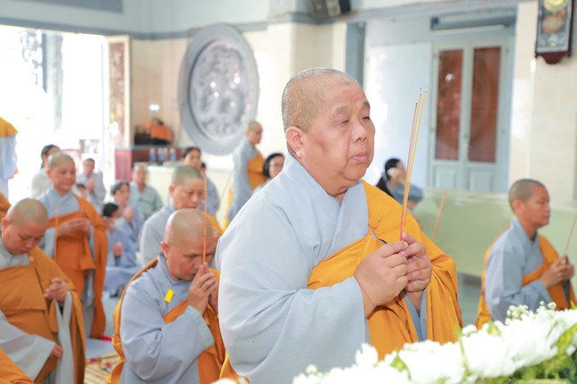 Ni sư Thích nữ Lệ Thuận dâng hương tưởng niệm cố Ni trưởng Thích nữ Như Bổn