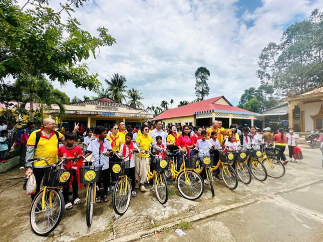 Tặng xe đạp cho học sinh hiếu học - Ảnh: T.N