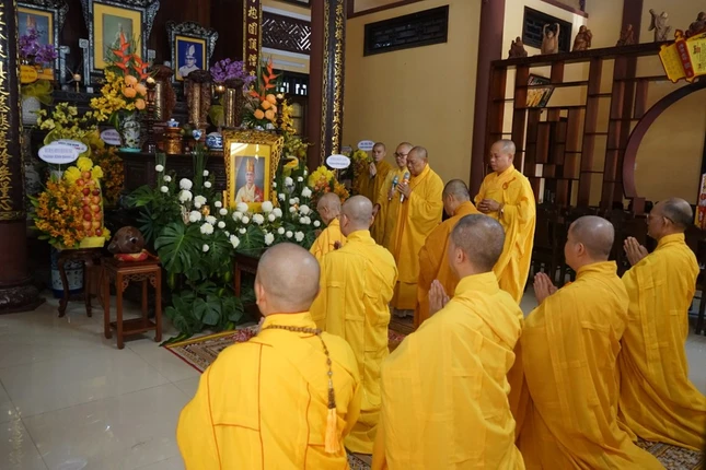 Môn đồ pháp quyến thành kính tưởng niệm