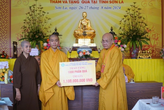 Trao bảng tặng 1.000 phần quà