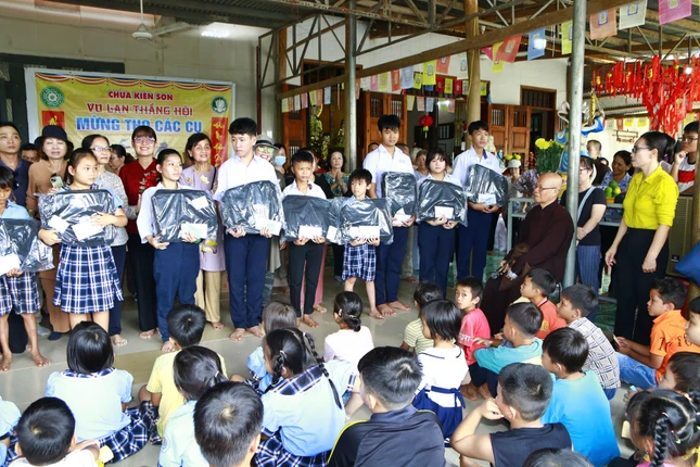 Ban Từ thiện xã hội thiền viện Vạn Hạnh trao học bổng cho học sinh hiếu học Ban Từ thiện xã hội thiền viện Vạn Hạnh trao học bổng cho học sinh hiếu học