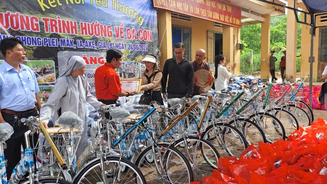 Đoàn tặng 10 chiếc xe đạp cho các em lớp 4, lớp 5 Đoàn tặng 10 chiếc xe đạp cho các em lớp 4, lớp 5