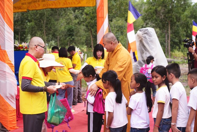 Trao quà cho học sinh xã An Cư - Ảnh: T.N