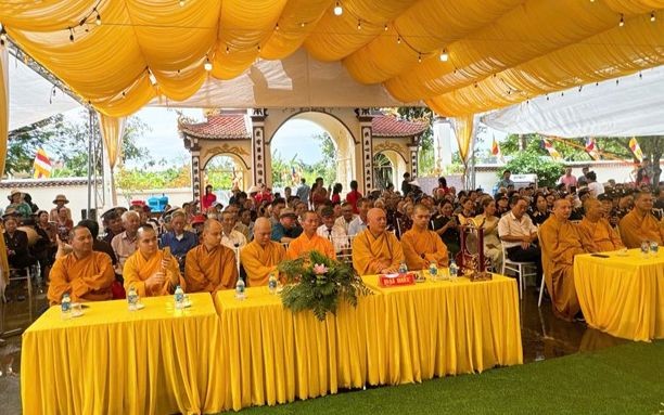 Chư tôn đức chứng minh, tham dự buổi lễ Chư tôn đức chứng minh, tham dự buổi lễ