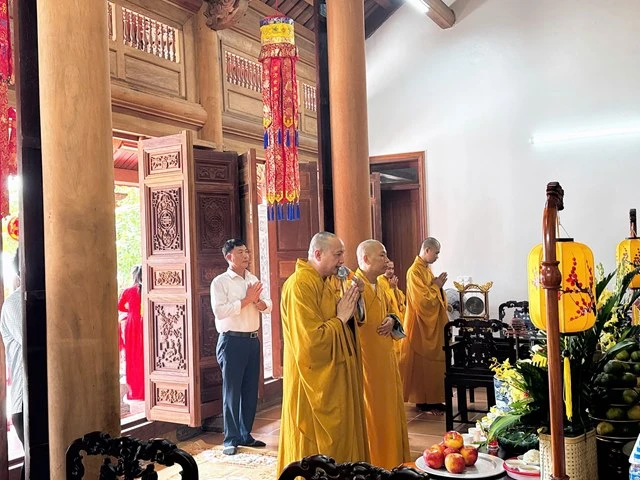 Chư tôn đức dâng hương bạch Phật, bạch Tổ cầu nguyện