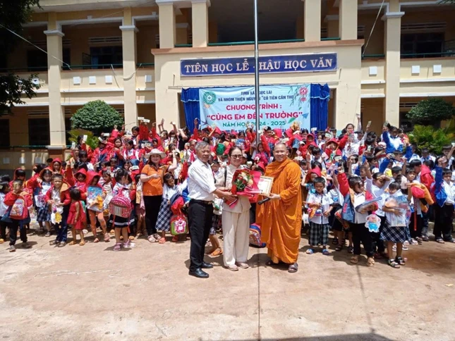 Trao thư cảm ơn đến đại diện nhóm thiện nguyện tại TP.Cần Thơ