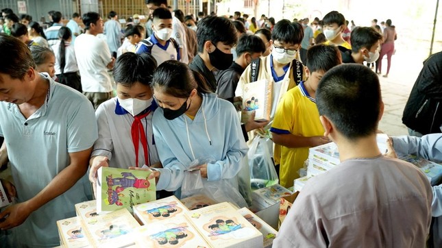Học sinh cho tập sách tại gian hàng 0 đồng do chùa Vi Phước tổ chức