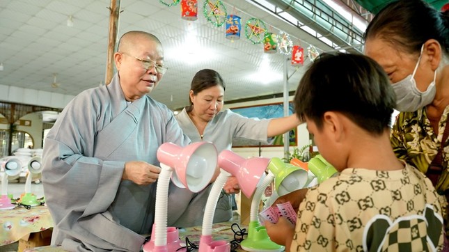 Học sinh đến chọn dụng cụ học tập