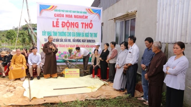 Thượng tọa Thích Quảng Tuấn phát biểu tại lễ động thổ xây nhà tình thương