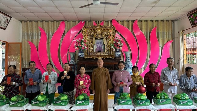 Thượng tọa Thích Đức Thắng trao quà đến bà con