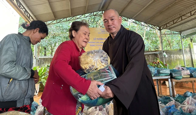 Đại đức Thích Đồng Quảng trao quà tại chùa Thanh Hoa, xã Phú Văn, H.Bù Gia Mập