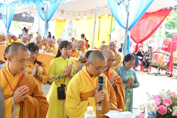 Đại đức Thích Chơn Trí tân trụ trì dâng lời phát nguyện Đại đức Thích Chơn Trí tân trụ trì dâng lời phát nguyện