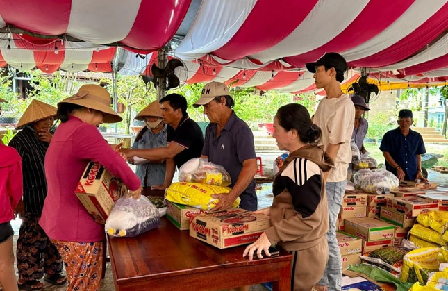 Chùa Phổ Đà trao quà đến hộ nghèo Chùa Phổ Đà trao quà đến hộ nghèo