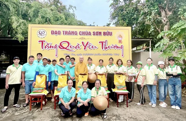 Thượng tọa Thích Huệ Định cùng Phật tử chùa Sơn Bửu tổ chức trao quà đến hộ nghèo Thượng tọa Thích Huệ Định cùng Phật tử chùa Sơn Bửu tổ chức trao quà đến hộ nghèo