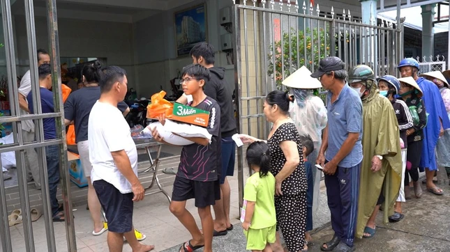 Gia đình cô Út Lệ trao quà đến hộ nghèo