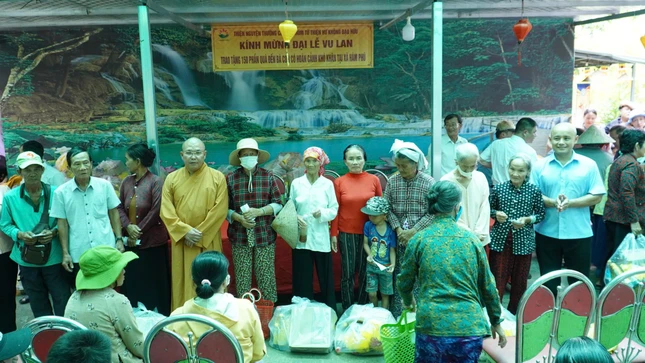 Thiện nguyện Thường Chiếu trao quà đến người dân khó khăn