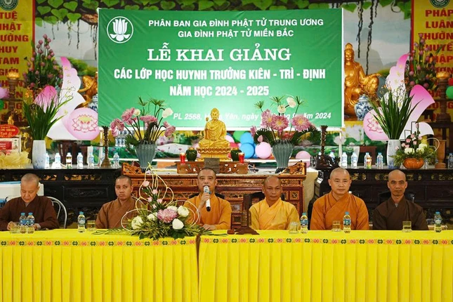 Thượng tọa Thích Thanh Khuê nhắc nhở các huynh trưởng tham dự khóa học