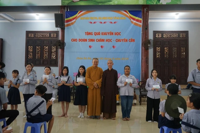 Các em đoàn sinh được nhận quà khuyến học