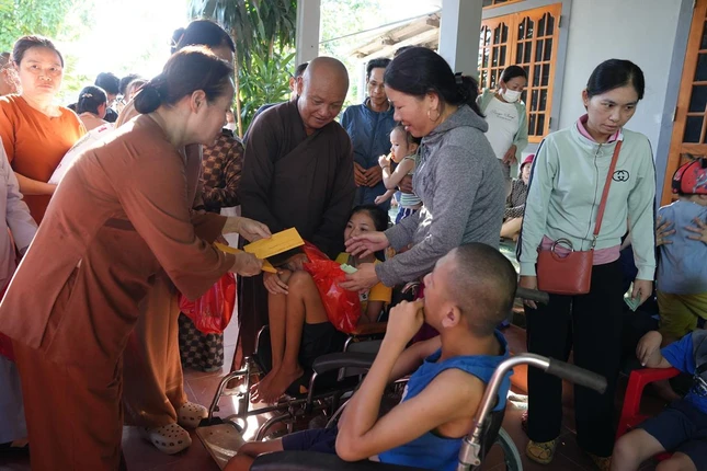 Trao quà cho trẻ em bị nhiễm chất độc màu da cam tại thôn Vĩnh Giang