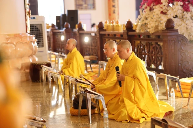 Chư Tăng và đạo tràng Phật tử tụng trọn bộ kinh Địa Tạng tại chánh điện