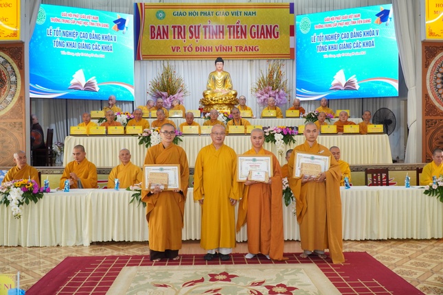 Tặng Bằng khen của Ban Giáo dục Phật giáo T.Ư đến Tăng Ni sinh đạt loại xuất sắc toàn khóa học